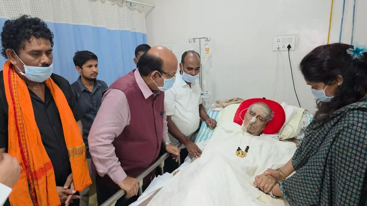 ಕಲಬುರಗಿ | ಶರಣಬಸವಪ್ಪ ಅಪ್ಪಾಜಿರನ್ನು ಭೇಟಿಯಾಗಿ ಆರೋಗ್ಯ ವಿಚಾರಿಸಿದ ಮಾಜಿ ಸಂಸದ ಡಾ.ಜಾಧವ್ ಕಲಬುರಗಿ | ಶರಣಬಸವಪ್ಪ ಅಪ್ಪಾಜಿರನ್ನು ಭೇಟಿಯಾಗಿ ಆರೋಗ್ಯ ವಿಚಾರಿಸಿದ ಮಾಜಿ ಸಂಸದ ಡಾ.ಜಾಧವ್