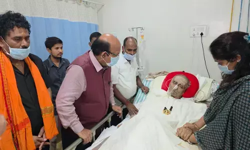 ಕಲಬುರಗಿ | ಶರಣಬಸವಪ್ಪ ಅಪ್ಪಾಜಿರನ್ನು ಭೇಟಿಯಾಗಿ ಆರೋಗ್ಯ ವಿಚಾರಿಸಿದ ಮಾಜಿ ಸಂಸದ ಡಾ.ಜಾಧವ್