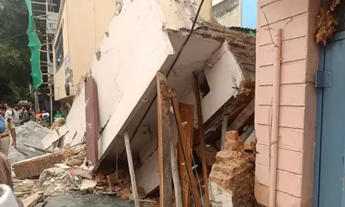 ಬೆಂಗಳೂರು: ಕುಸಿದು ಬಿದ್ದ ಹಳೇ ಕಟ್ಟಡ; ಅವಶೇಷಗಳಡಿ ಸಿಲುಕಿದ್ದ ಮೂವರ ರಕ್ಷಣೆ