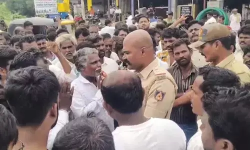 ಸುರಪುರ | ರಸಗೊಬ್ಬರಕ್ಕಾಗಿ ರೈತರಿಂದ ರಸ್ತೆ ತಡೆದು ಪ್ರತಿಭಟನೆ