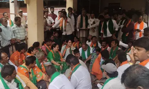 ಬಳ್ಳಾರಿ | ಯೂರಿಯಾ ಕೊರತೆ - ಬಿಜೆಪಿ ರೈತ ಘಟಕದಿಂದ ಪ್ರತಿಭಟನೆ