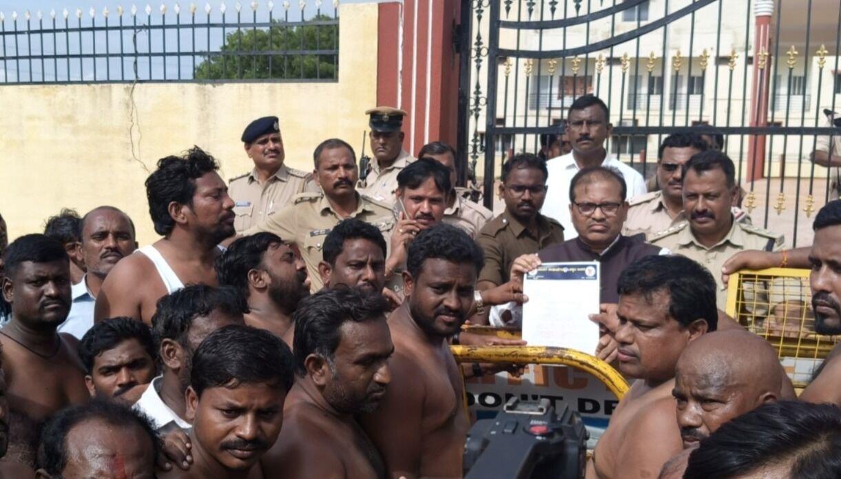 ಬೀದರ್: ಒಳಮಿಸಲಾತಿ ಜಾರಿಗೆ ಆಗ್ರಹಿಸಿ ಅರೆಬೆತ್ತಲೆ ಪ್ರತಿಭಟನಾ ಮೆರವಣಿಗೆ