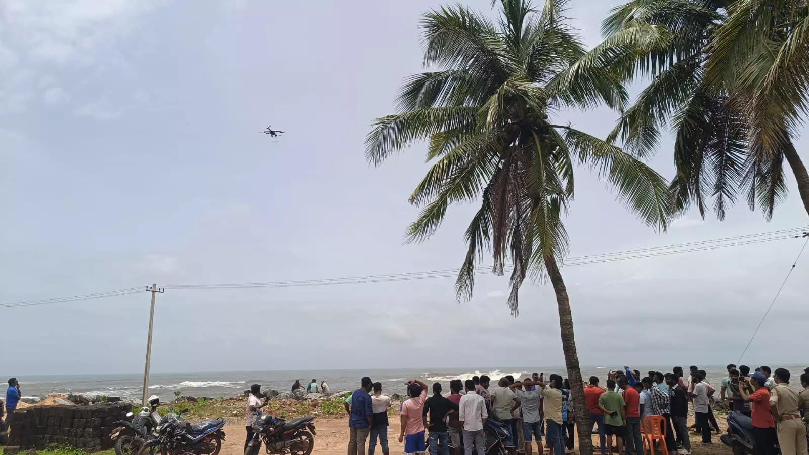 ಭಟ್ಕಳ ದೋಣಿ ದುರಂತ: 3 ದಿನ ಕಳೆದರೂ ಪತ್ತೆಯಾಗದ ಮೂವರು ಮೀನುಗಾರರು ಭಟ್ಕಳ ದೋಣಿ ದುರಂತ: 3 ದಿನ ಕಳೆದರೂ ಪತ್ತೆಯಾಗದ ಮೂವರು ಮೀನುಗಾರರು