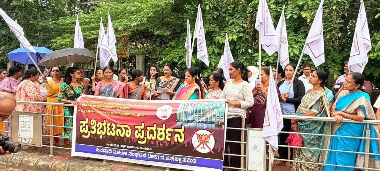 ಮಂಗಳೂರು: ಕ್ರೈಸ್ತ ಸನ್ಯಾಸಿನಿಯರ ಬಂಧನ ವಿರೋಧಿಸಿ ಪ್ರತಿಭಟನೆ ಮಂಗಳೂರು: ಕ್ರೈಸ್ತ ಸನ್ಯಾಸಿನಿಯರ ಬಂಧನ ವಿರೋಧಿಸಿ ಪ್ರತಿಭಟನೆ
