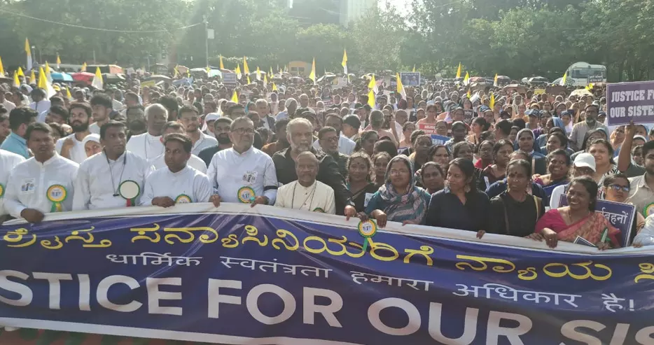 ಬೆಂಗಳೂರು | ಸಿಸ್ಟರ್ ವಂದನಾ, ಪ್ರೀತಿ ಅವರ ಬಂಧನ ಖಂಡಿಸಿ ಬೃಹತ್ ಪ್ರತಿಭಟನೆ ಬೆಂಗಳೂರು | ಸಿಸ್ಟರ್ ವಂದನಾ, ಪ್ರೀತಿ ಅವರ ಬಂಧನ ಖಂಡಿಸಿ ಬೃಹತ್ ಪ್ರತಿಭಟನೆ