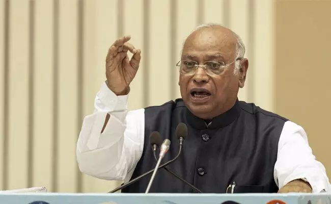 ಬಿಹಾರ | ಮತದಾರರ ಪಟ್ಟಿಯಿಂದ ಬಡವರು, ದಮನಿತರನ್ನು ಹೊರಗಿಡಲು ಉದ್ದೇಶಪೂರ್ವಕ ಪ್ರಯತ್ನ: ಖರ್ಗೆ