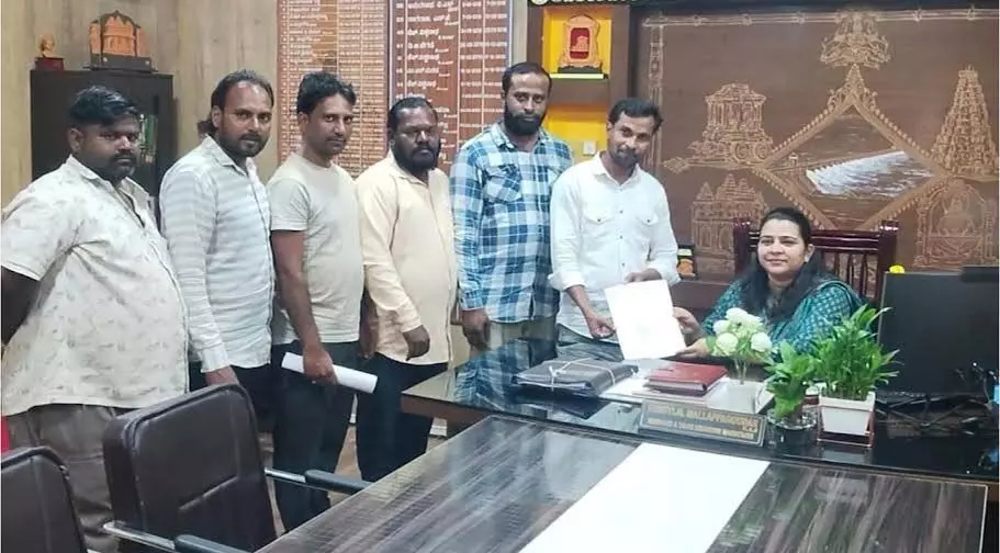 ಹೊಸಪೇಟೆ: ಕೊಳಗೇರಿ ನಿವಾಸಿಗಳಿಗೆ ಹಕ್ಕು ಪತ್ರ ವಿತರಣೆಗೆ ಆಗ್ರಹ ಹೊಸಪೇಟೆ: ಕೊಳಗೇರಿ ನಿವಾಸಿಗಳಿಗೆ ಹಕ್ಕು ಪತ್ರ ವಿತರಣೆಗೆ ಆಗ್ರಹ