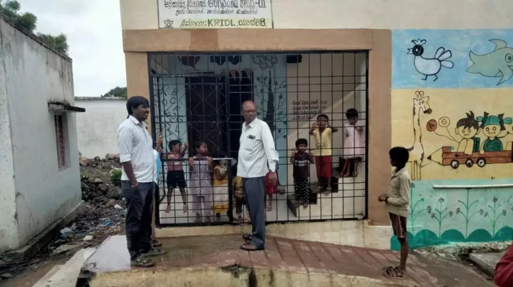 ಯಾದಗಿರಿ: ಮಕ್ಕಳನ್ನು ಅಂಗನವಾಡಿ ಕೇಂದ್ರದಲ್ಲಿ ಕೂಡಿಹಾಕಿ ಜಮೀನು ಕೆಲಸಕ್ಕೆ ಹೋದ ಸಹಾಯಕಿ!