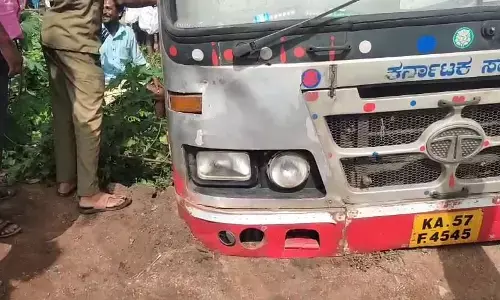 ಲಿಂಗಸುಗೂರು | ಚರಂಡಿಗಿಳಿದ ಸರಕಾರಿ ಬಸ್