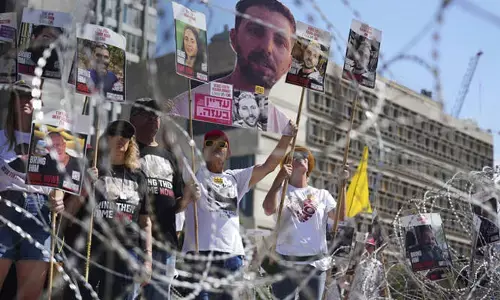 ಟೆಲ್ ಅವೀವ್ ನಲ್ಲಿ ಒತ್ತೆಯಾಳುಗಳ ಕುಟುಂಬಗಳನ್ನು ಭೇಟಿಯಾದ ಅಮೆರಿಕ ರಾಯಭಾರಿ