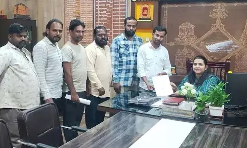 ಹೊಸಪೇಟೆ: ಕೊಳಗೇರಿ ನಿವಾಸಿಗಳಿಗೆ ಹಕ್ಕು ಪತ್ರ ವಿತರಣೆಗೆ ಆಗ್ರಹ