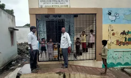 ಯಾದಗಿರಿ: ಮಕ್ಕಳನ್ನು ಅಂಗನವಾಡಿ ಕೇಂದ್ರದಲ್ಲಿ ಕೂಡಿಹಾಕಿ ಜಮೀನು ಕೆಲಸಕ್ಕೆ ಹೋದ ಸಹಾಯಕಿ!