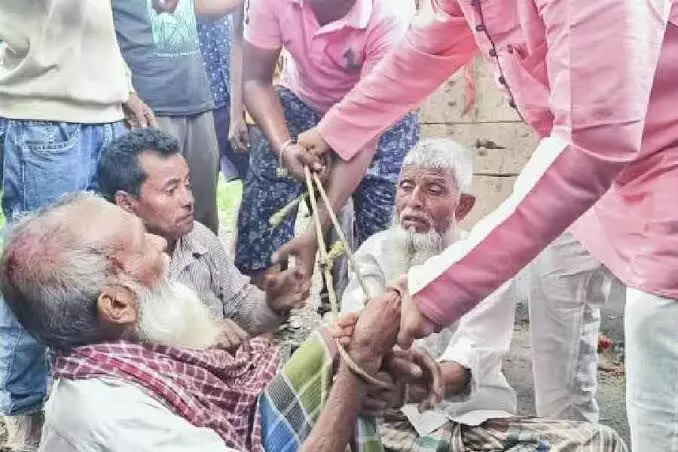 ಪಶ್ಚಿಮ ಬಂಗಾಳ | ದನ ಸಾಗಿಸುತ್ತಿದ್ದ ವೃದ್ದರನ್ನು ಕಟ್ಟಿ ಹಾಕಿ, ಹಲ್ಲೆ ನಡೆಸಿ ಮೆರವಣಿಗೆ ಮಾಡಿದ ಸ್ವಘೋಷಿತ ಗೋರಕ್ಷಕರು