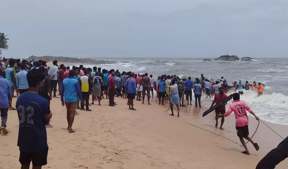 ಉಪ್ಪುಂದ: ಸಮುದ್ರದ ಅಲೆಗಳ ಅಬ್ಬರಕ್ಕೆ ಮಗುಚಿದ ದೋಣಿ ಉಪ್ಪುಂದ: ಸಮುದ್ರದ ಅಲೆಗಳ ಅಬ್ಬರಕ್ಕೆ ಮಗುಚಿದ ದೋಣಿ