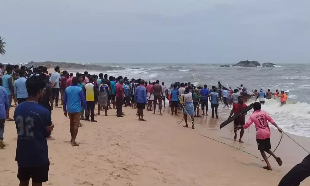 ಉಪ್ಪುಂದ: ಸಮುದ್ರದ ಅಲೆಗಳ ಅಬ್ಬರಕ್ಕೆ ಮಗುಚಿದ ದೋಣಿ