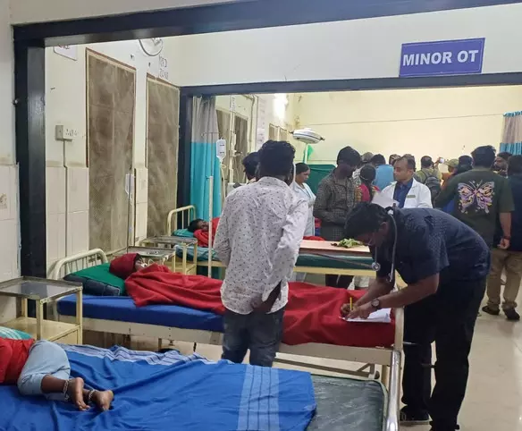 ಚಾಮರಾಜನಗರ | ವಿಷಪೂರಿತ ಹಣ್ಣು ಸೇವಿಸಿದ 12 ಮಕ್ಕಳು ಅಸ್ವಸ್ಥ : ಆಸ್ಪತ್ರೆಗೆ ದಾಖಲು