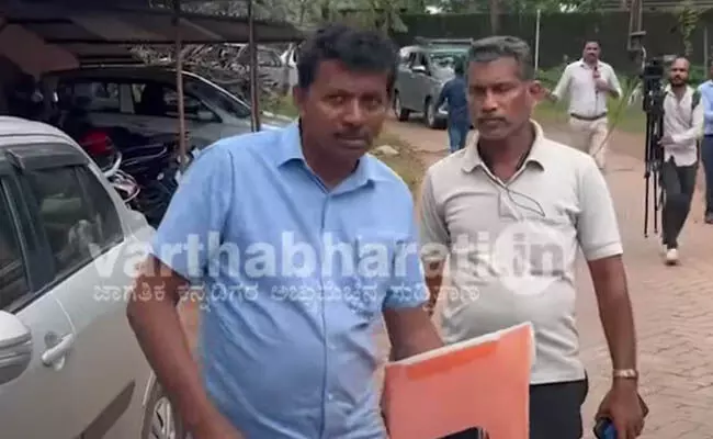 ಧರ್ಮಸ್ಥಳ: ಎಸ್ಐಟಿ ಕಚೇರಿಗೆ ಬಂದು ತಲುಪಿದ ದೂರುದಾರ ಜಯಂತ್ ಧರ್ಮಸ್ಥಳ: ಎಸ್ಐಟಿ ಕಚೇರಿಗೆ ಬಂದು ತಲುಪಿದ ದೂರುದಾರ ಜಯಂತ್