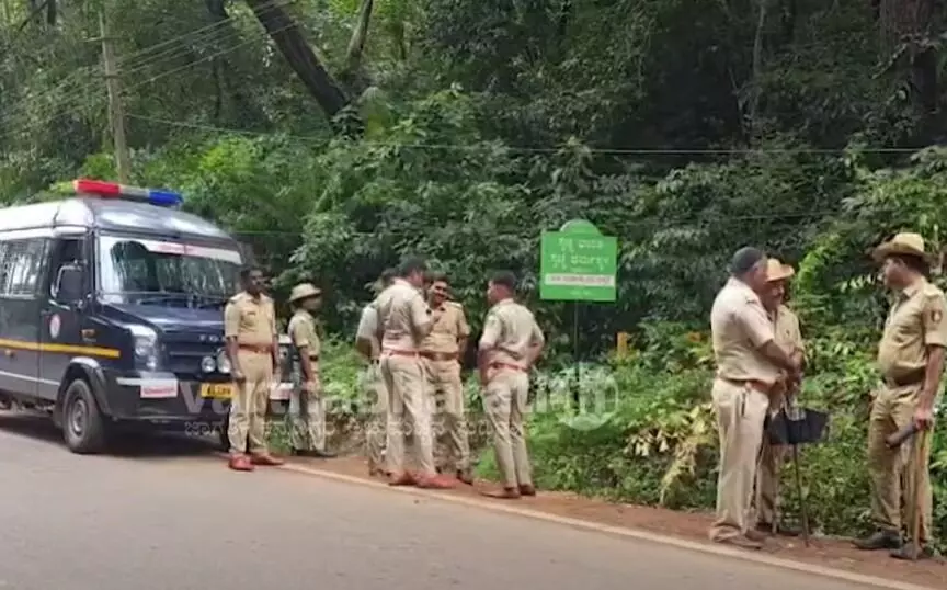 ಧರ್ಮಸ್ಥಳ: ಆರನೇ ದಿನದ ಕಾರ್ಯಾಚರಣೆ ವೇಳೆ ಕಳೇಬರ ಪತ್ತೆಯಾಗಿರುವ ಶಂಕೆ ಧರ್ಮಸ್ಥಳ: ಆರನೇ ದಿನದ ಕಾರ್ಯಾಚರಣೆ ವೇಳೆ ಕಳೇಬರ ಪತ್ತೆಯಾಗಿರುವ ಶಂಕೆ