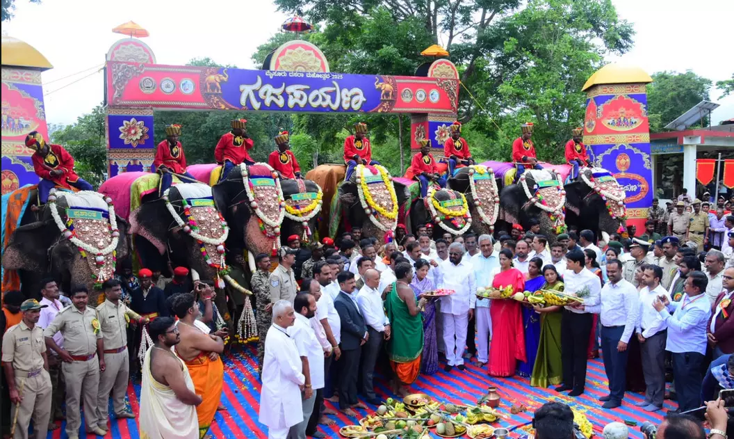 ವೀರನಹೊಸಹಳ್ಳಿಯಲ್ಲಿ ದಸರಾ ಗಜಪಯಣಕ್ಕೆ ಸಚಿವ ಈಶ್ವರ್ ಖಂಡ್ರೆ ಚಾಲನೆ