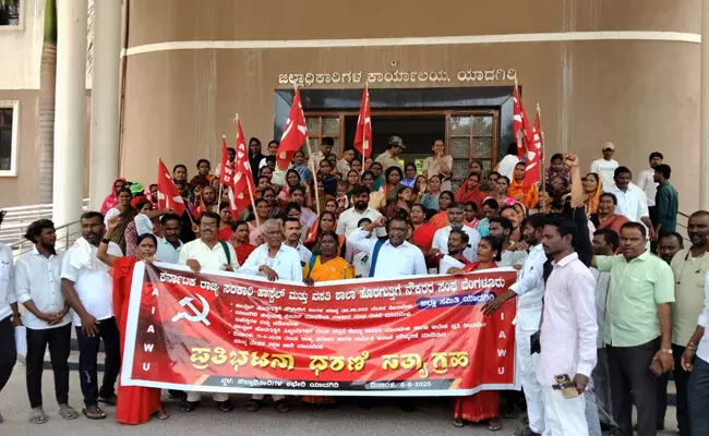 ಯಾದಗಿರಿ | ವಿವಿಧ ಬೇಡಿಕೆಗಳಿಗೆ ಆಗ್ರಹಿಸಿ ಹಾಸ್ಟೇಲ್‌ಗಳ ಹೊರಗುತ್ತಿಗೆ ನೌಕರರ ಪ್ರತಿಭಟನೆ