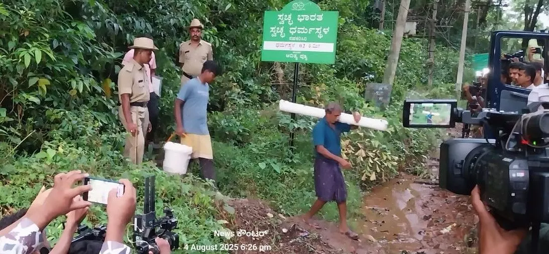 ಧರ್ಮಸ್ಥಳ ದೂರು | ಮೂರು ಬಕೆಟ್ ಗಳನ್ನು ಸೀಲ್ ಮಾಡಿ ಹೊರತಂದ ಎಸ್‌ ಐ ಟಿ; ಕುತೂಹಲ ಮೂಡಿಸಿದ ಕಾರ್ಯಾಚರಣೆ