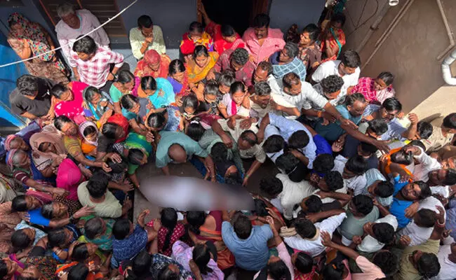 ಕೊಪ್ಪಳ | ಪ್ರೇಮ ವಿಚಾರಕ್ಕೆ ಯುವಕನ ಕೊಲೆ ಪ್ರಕರಣ : ಕುಟುಂಬಸ್ಥರ ಆಕ್ರಂದನ ನಡುವೆ ಯುವಕನ ಅಂತ್ಯಕ್ರಿಯೆ