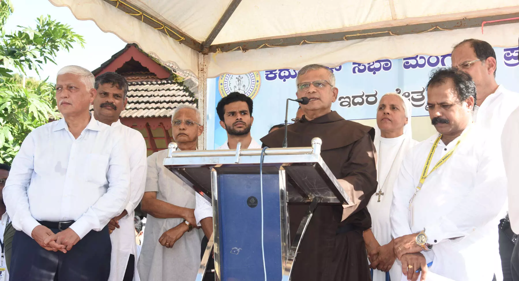 ಮಂಗಳೂರು: ಕ್ರೈಸ್ತ ಸನ್ಯಾಸಿನಿಯರ ಬಂಧನ ವಿರೋಧಿಸಿ ಛತ್ತೀಸ್ಗಢ ಸರಕಾರದ ವಿರುದ್ಧ ಪ್ರತಿಭಟನೆ ಮಂಗಳೂರು: ಕ್ರೈಸ್ತ ಸನ್ಯಾಸಿನಿಯರ ಬಂಧನ ವಿರೋಧಿಸಿ ಛತ್ತೀಸ್ಗಢ ಸರಕಾರದ ವಿರುದ್ಧ ಪ್ರತಿಭಟನೆ