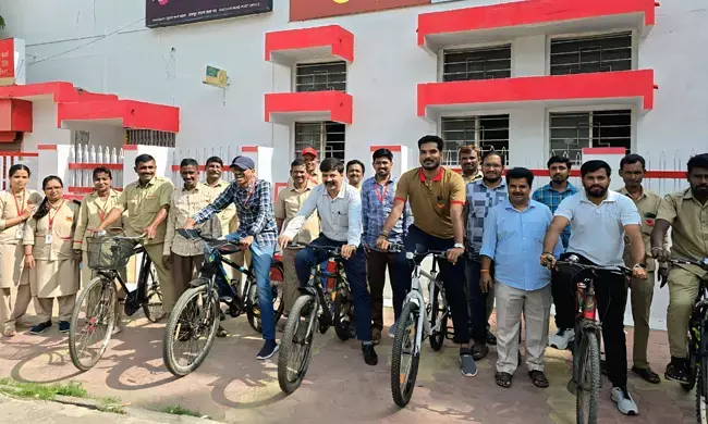 ರಾಯಚೂರು | ಫಿಟ್ ಇಂಡಿಯಾ ಅಭಿಯಾನದ ಅಂಗವಾಗಿ ಅಂಚೆ ಕಚೇರಿಯಲ್ಲಿ ಸೈಕಲ್ ಜಾಥಾ