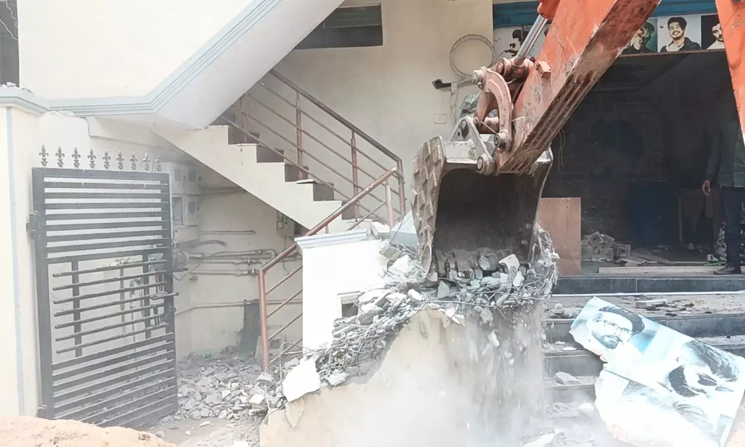 ರಾಯಚೂರು | ಕಟ್ಟಡ ವಾಲಿದ ಪ್ರಕರಣ: ಕಟ್ಟಡ ತೆರವು ಕಾರ್ಯಾಚರಣೆಗೆ ಮುಂದಾದ ಪಾಲಿಕೆ