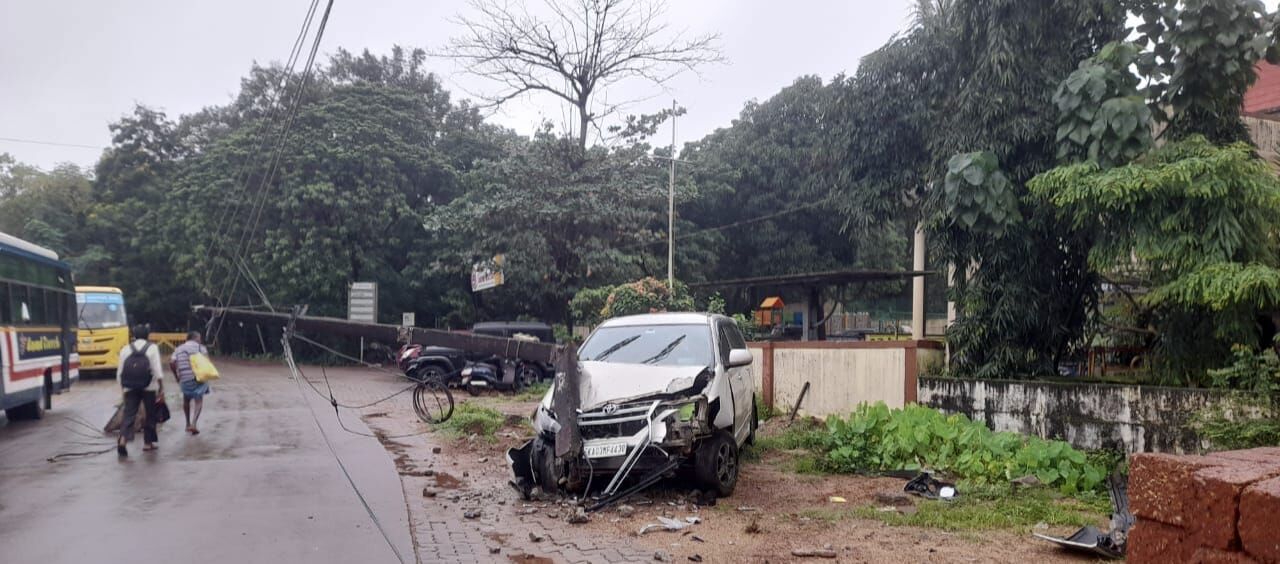 ಮಣಿಪಾಲ : ವಿದ್ಯುತ್‌ ಕಂಬಕ್ಕೆ ಕಾರು ಢಿಕ್ಕಿ; ಚಾಲಕ ಪರಾರಿ