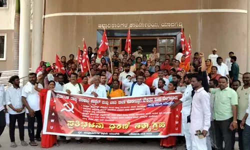 ಯಾದಗಿರಿ | ವಿವಿಧ ಬೇಡಿಕೆಗಳಿಗೆ ಆಗ್ರಹಿಸಿ ಹಾಸ್ಟೇಲ್‌ಗಳ ಹೊರಗುತ್ತಿಗೆ ನೌಕರರ ಪ್ರತಿಭಟನೆ