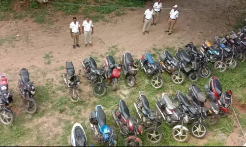 ಗದಗ ಪೊಲೀಸರ ಕಾರ್ಯಾಚರಣೆ : ನಂಬರ್ ಪ್ಲೇಟ್ ಇಲ್ಲದ ಬೈಕ್ ಸೀಝ್‌