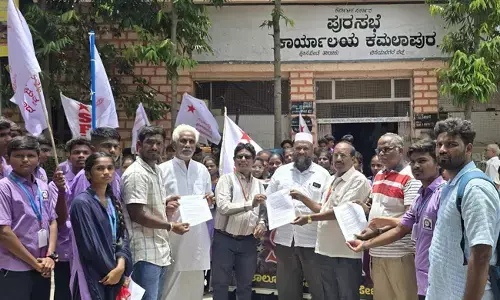 ಹೊಸಪೇಟೆ | ಬಸ್ ವ್ಯವಸ್ಥೆ ಕಲ್ಪಿಸಲು ಎಸ್‌ಎಫ್‌ಐನಿಂದ ಮನವಿ