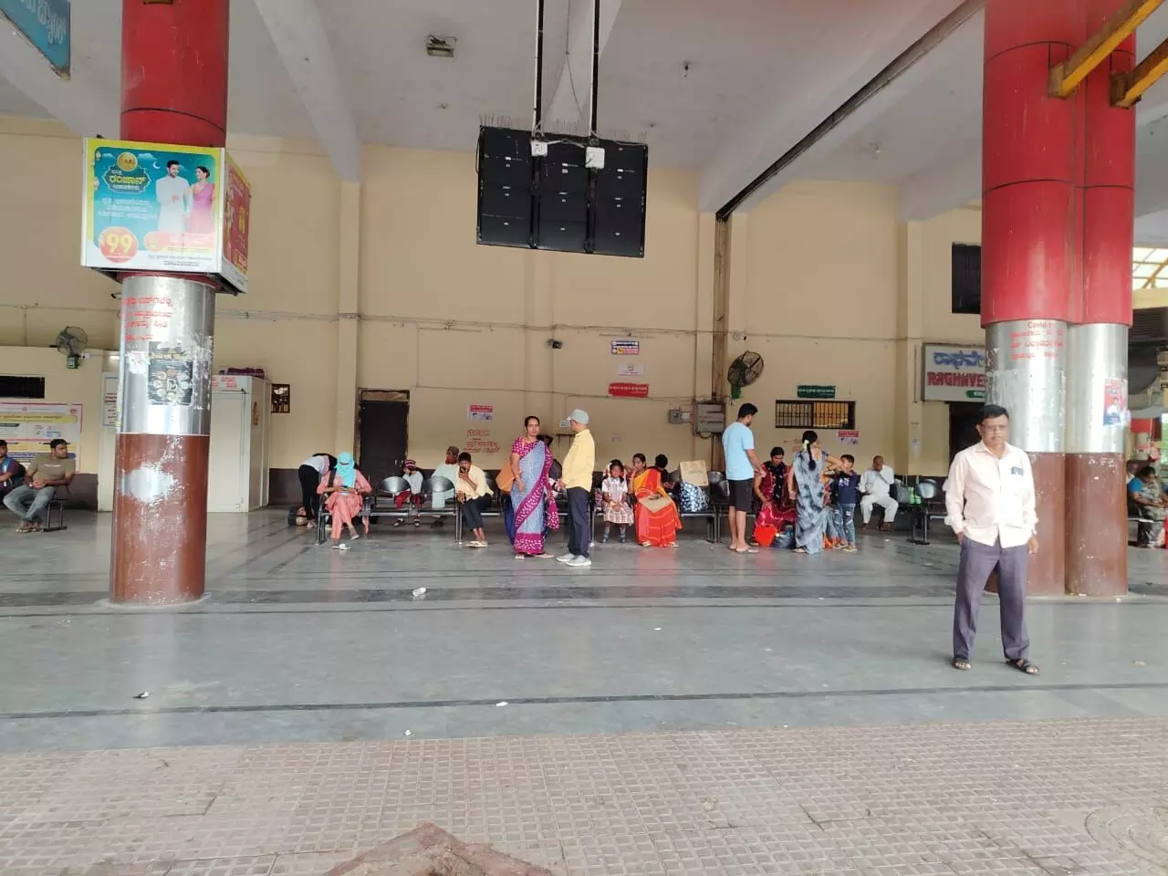 ರಾಯಚೂರು | ಸಾರಿಗೆ ನೌಕರರ ಮುಷ್ಕರ: ಪ್ರಯಾಣಿಕರ ಪರದಾಟ