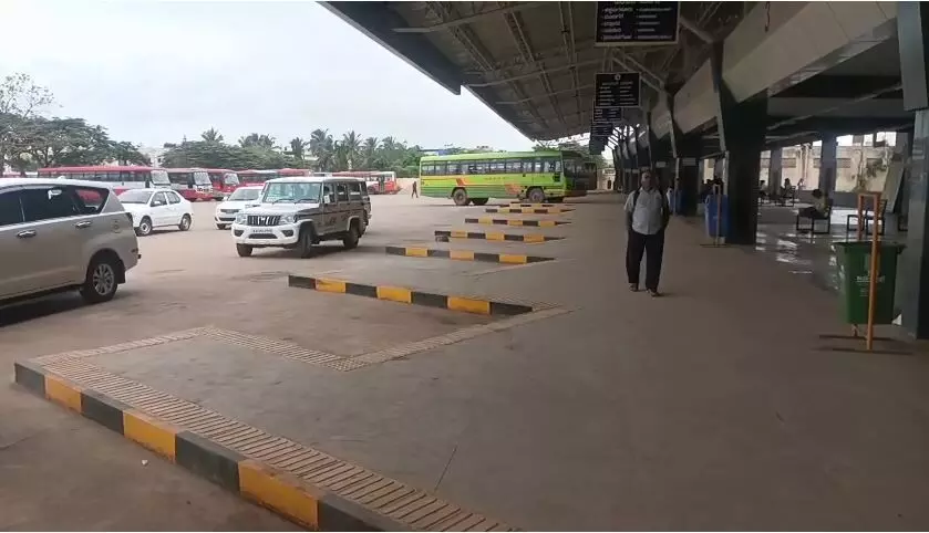 ಹುಬ್ಬಳ್ಳಿಗೆ ತಟ್ಟಿದ ಸಾರಿಗೆ ಬಸ್ ಮುಷ್ಕರದ ಬಿಸಿ: ಪ್ರಯಾಣಿಕರ ಪರದಾಟ