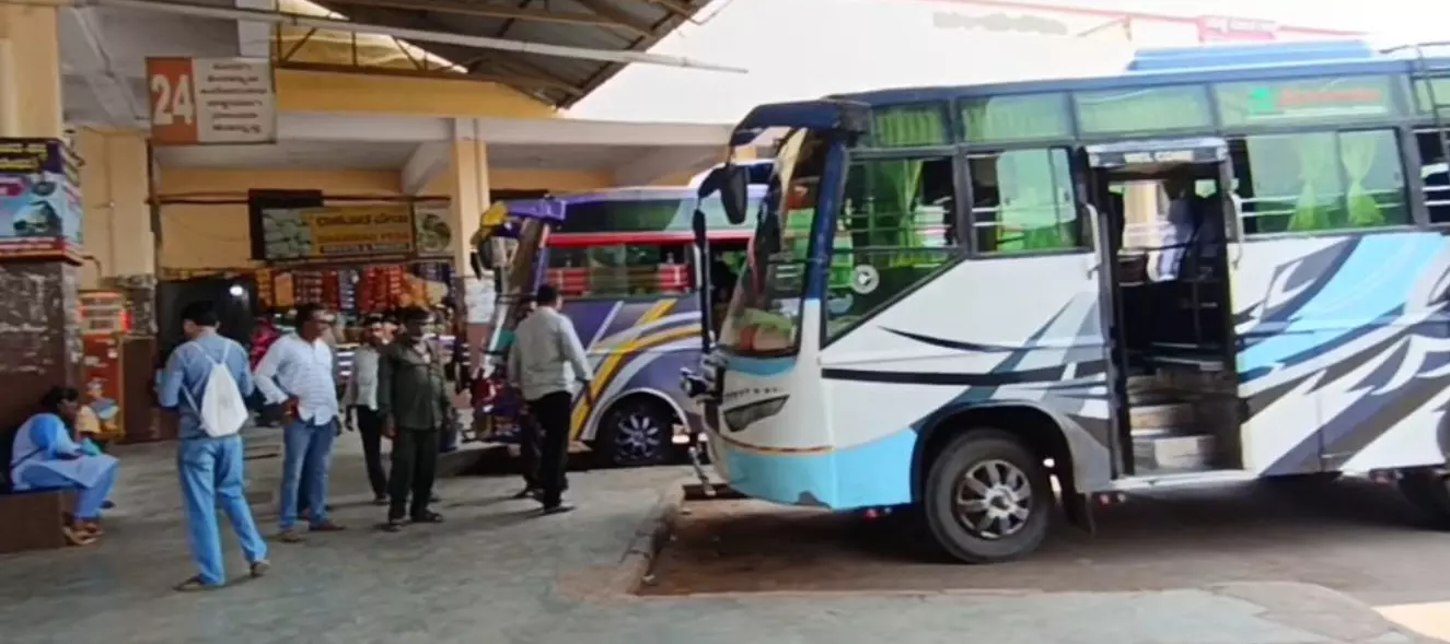 ವಿಜಯಪುರಕ್ಕೂ ತಟ್ಟಿದ ಸಾರಿಗೆ ಬಸ್ ಮುಷ್ಕರದ ಬಿಸಿ : ಪ್ರಯಾಣಿಕರ ಪರದಾಟ