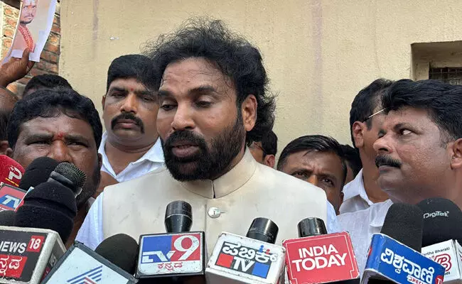 ಗವಿಸಿದ್ದಪ್ಪ ನಾಯಕ್ ಕೊಲೆ ಪ್ರಕರಣ| ಕೊಲೆ ಹಿಂದೆ ಇರುವ ಕಾಣದ ಕೈಗಳಿಗೆ ಶಿಕ್ಷೆಯಾಗಬೇಕು: ಶ್ರೀ ರಾಮುಲು ಗವಿಸಿದ್ದಪ್ಪ ನಾಯಕ್ ಕೊಲೆ ಪ್ರಕರಣ| ಕೊಲೆ ಹಿಂದೆ ಇರುವ ಕಾಣದ ಕೈಗಳಿಗೆ ಶಿಕ್ಷೆಯಾಗಬೇಕು: ಶ್ರೀ ರಾಮುಲು