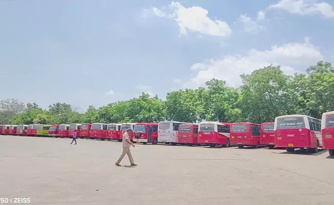 ರಾಜ್ಯ ಸಾರಿಗೆ ನೌಕರರ ಮುಷ್ಕರ: ಯಾದಗಿರಿಯಲ್ಲಿ ಖಾಸಗಿ ವಾಹನಗಳನ್ನು ಆಶ್ರಯಿಸಿದ ಪ್ರಯಾಣಿಕರು