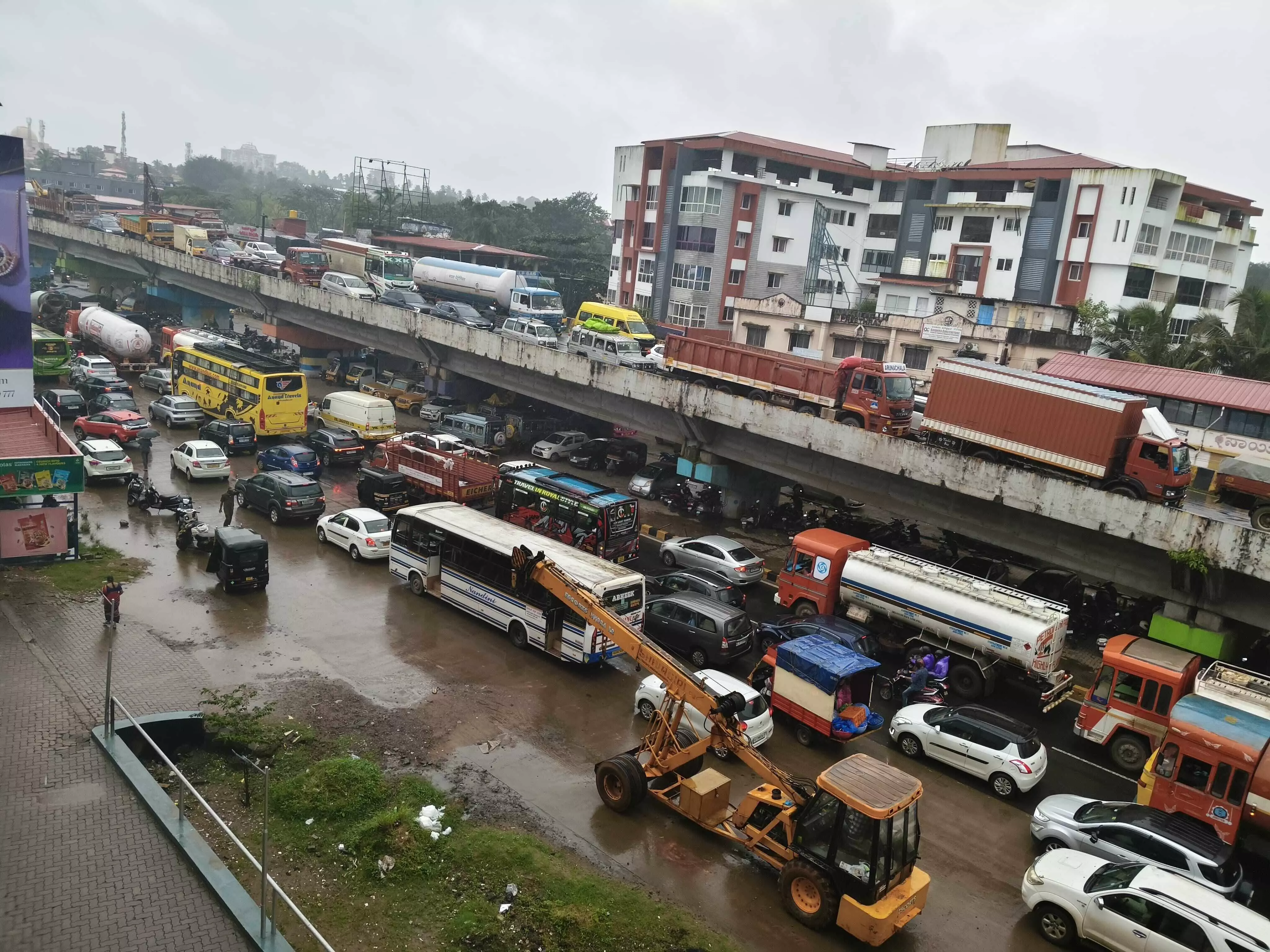 ಗುಂಡಿಗಳನ್ನು ಮುಚ್ಚುವ ಸಲುವಾಗಿ ಕೂಳೂರು ಹಳೆ ಸೇತುವೆ ಬಂದ್: ಸಾಲುಗಟ್ಟಿ ನಿಂತ ವಾಹನಗಳು ಗುಂಡಿಗಳನ್ನು ಮುಚ್ಚುವ ಸಲುವಾಗಿ ಕೂಳೂರು ಹಳೆ ಸೇತುವೆ ಬಂದ್: ಸಾಲುಗಟ್ಟಿ ನಿಂತ ವಾಹನಗಳು