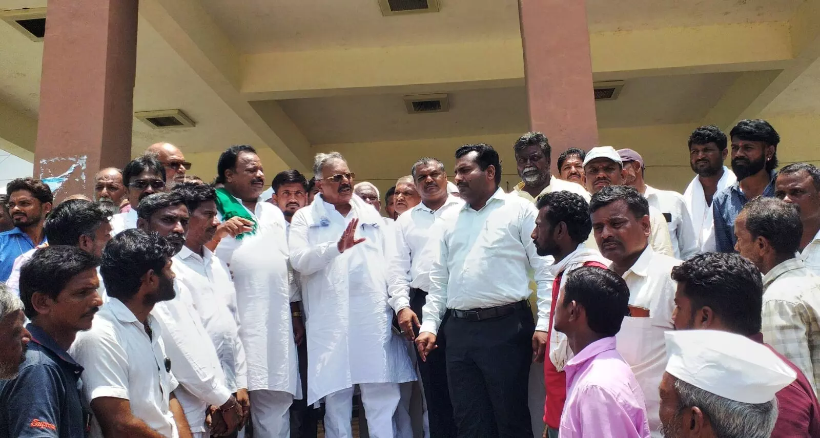 ಆಳಂದ| ಕಳಪೆ ಸೋಯಾಬಿನ್ ಬೀಜ ವಿತರಣೆ ಆರೋಪ: ಪರಿಹಾರಕ್ಕೆ ರೈತರಿಂದ ಒತ್ತಾಯ ಆಳಂದ| ಕಳಪೆ ಸೋಯಾಬಿನ್ ಬೀಜ ವಿತರಣೆ ಆರೋಪ: ಪರಿಹಾರಕ್ಕೆ ರೈತರಿಂದ ಒತ್ತಾಯ