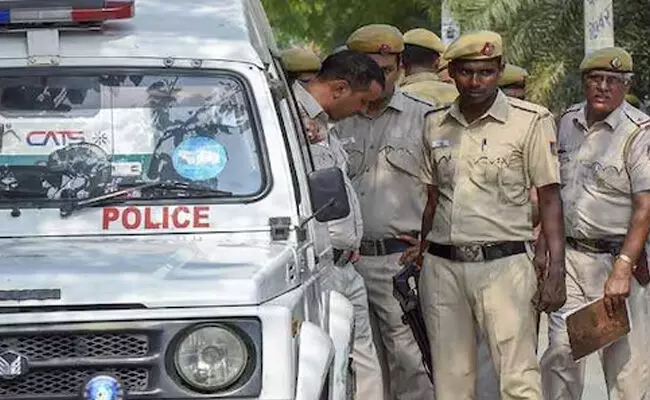 ಪಾಕಿಸ್ತಾನಕ್ಕಾಗಿ ಬೇಹುಗಾರಿಕೆ ಶಂಕೆ; ಡಿಆರ್ಡಿಒ ಅತಿಥಿ ಗೃಹದ ಮ್ಯಾನೇಜರ್ ಮಹೇಂದ್ರ ಪ್ರಸಾದ್ ವಶಕ್ಕೆ ಪಾಕಿಸ್ತಾನಕ್ಕಾಗಿ ಬೇಹುಗಾರಿಕೆ ಶಂಕೆ; ಡಿಆರ್ಡಿಒ ಅತಿಥಿ ಗೃಹದ ಮ್ಯಾನೇಜರ್ ಮಹೇಂದ್ರ ಪ್ರಸಾದ್ ವಶಕ್ಕೆ