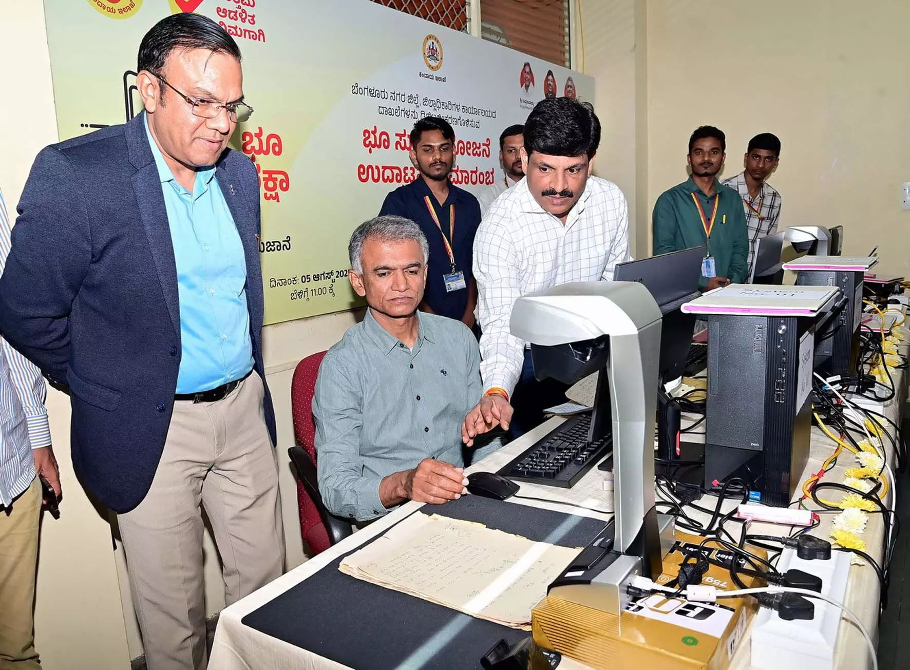 ರೈತರ ಬೆರಳ ತುದಿಗೆ ರೆಕಾರ್ಡ್ ರೂಂ ತಲುಪಿಸುವುದೇ ‘ಭೂ ಸುರಕ್ಷಾ’ ಅಭಿಯಾನದ ಗುರಿ: ಕಂದಾಯ ಸಚಿವ ಕೃಷ್ಣ ಬೈರೇಗೌಡ ರೈತರ ಬೆರಳ ತುದಿಗೆ ರೆಕಾರ್ಡ್ ರೂಂ ತಲುಪಿಸುವುದೇ ‘ಭೂ ಸುರಕ್ಷಾ’ ಅಭಿಯಾನದ ಗುರಿ: ಕಂದಾಯ ಸಚಿವ ಕೃಷ್ಣ ಬೈರೇಗೌಡ