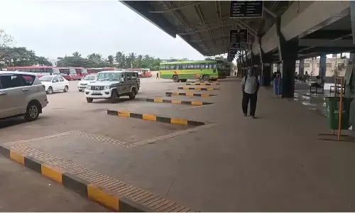 ಹುಬ್ಬಳ್ಳಿಗೆ ತಟ್ಟಿದ ಸಾರಿಗೆ ಬಸ್ ಮುಷ್ಕರದ ಬಿಸಿ: ಪ್ರಯಾಣಿಕರ ಪರದಾಟ