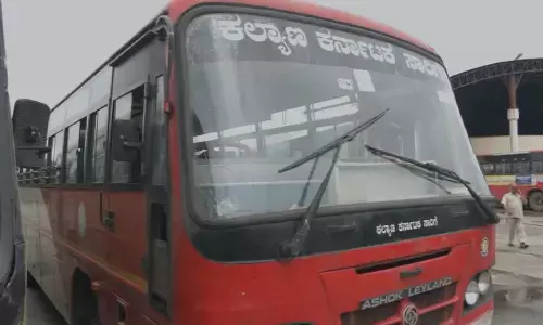 ಸಾರಿಗೆ ನೌಕರರ ಮುಷ್ಕರ | ಗದಗದಲ್ಲಿ ಸಾರಿಗೆ ಬಸ್​ಗೆ ಕಲ್ಲು ತೂರಾಟ