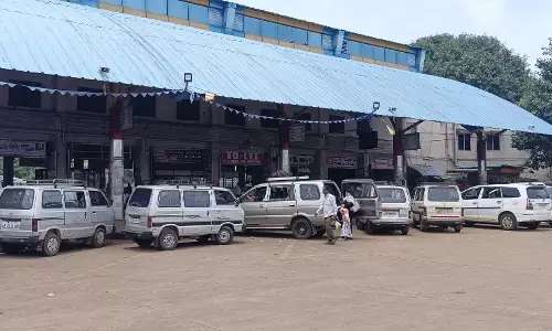 ರಾಜ್ಯ ಸಾರಿಗೆ ನೌಕರರ ಮುಷ್ಕರ: ಬೀದರ್‌ನಲ್ಲಿ ಖಾಸಗಿ ವಾಹನಗಳನ್ನು ಆಶ್ರಯಿಸಿದ ಪ್ರಯಾಣಿಕರು