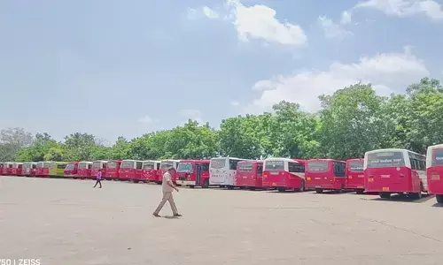 ರಾಜ್ಯ ಸಾರಿಗೆ ನೌಕರರ ಮುಷ್ಕರ: ಯಾದಗಿರಿಯಲ್ಲಿ ಖಾಸಗಿ ವಾಹನಗಳನ್ನು ಆಶ್ರಯಿಸಿದ ಪ್ರಯಾಣಿಕರು