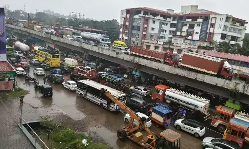 ಗುಂಡಿಗಳನ್ನು ಮುಚ್ಚುವ ಸಲುವಾಗಿ ಕೂಳೂರು ಹಳೆ ಸೇತುವೆ ಬಂದ್‌: ಸಾಲುಗಟ್ಟಿ ನಿಂತ ವಾಹನಗಳು