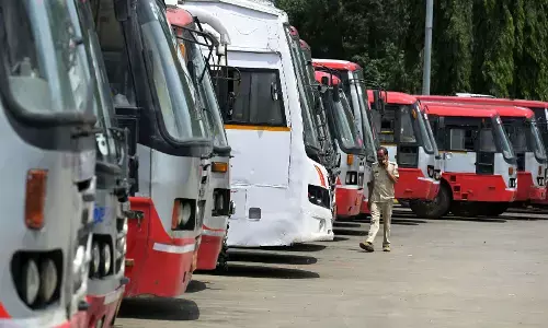 PHOTOS | ‘ಸಾರಿಗೆ ನೌಕರರ ಮುಷ್ಕರ’ : ರಾಜ್ಯಾದ್ಯಂತ ಪ್ರಯಾಣಿಕರ ಪರದಾಟ