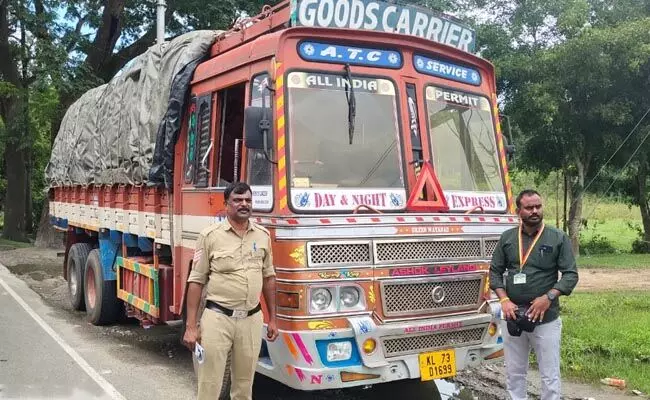 ನಂಜನಗೂಡಿನಿಂದ ಕೇರಳಕ್ಕೆ ಅಕ್ರಮ ಯೂರಿಯಾ ಸಾಗಾಟ; ರಸಗೊಬ್ಬರ ಸಮೇತ ಲಾರಿ ವಶಪಡಿಸಿಕೊಂಡ ಕೃಷಿ ಅಧಿಕಾರಿಗಳು