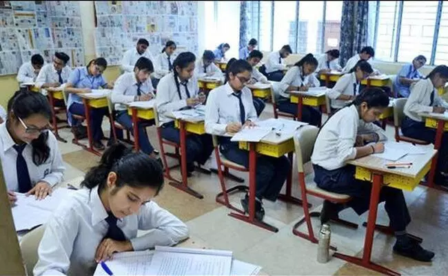 ಸಿಬಿಎಸ್ಇ 10/12ನೇ ತರಗತಿ ಪರೀಕ್ಷೆಗಳನ್ನು ಬರೆಯಲು ಶೇ.75ರಷ್ಟು ಹಾಜರಾತಿ ಕಡ್ಡಾಯ ಸಿಬಿಎಸ್ಇ 10/12ನೇ ತರಗತಿ ಪರೀಕ್ಷೆಗಳನ್ನು ಬರೆಯಲು ಶೇ.75ರಷ್ಟು ಹಾಜರಾತಿ ಕಡ್ಡಾಯ